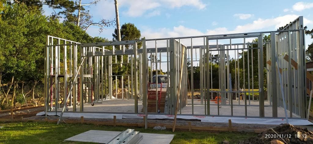 Foto de una casa construida en steel por DR construcciones en seco